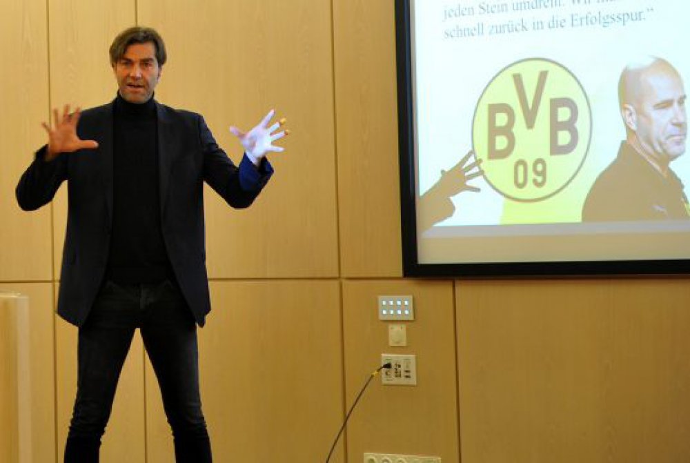 Dr. Michael Neumann hielt einen packenden Vortrag mit dem Thema „Führen in schwierigem Terrain“                 Foto: Bernhard Schlütter Bild